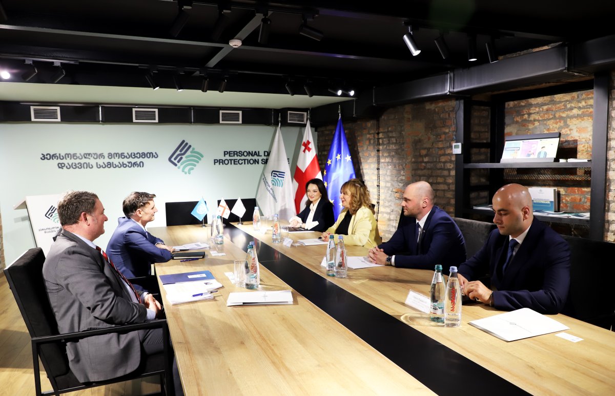 პერსონალურ მონაცემთა დაცვის სამსახურის უფროსს - ლელა ჯანაშვილსა და გაეროს მუდმივი კოორდინატორს ― დიდიე ტღებიუკსა და გაეროს განვითარების პროგრამის (UNDP) მუდმივი წარმომადგენლის მოადგილეს ― ნილს კრისტენსენს შორის გაცნობითი სამუშაო შეხვედრა გაიმართა