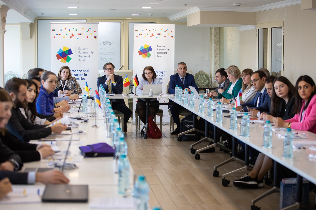 პერსონალურ მონაცემთა დაცვის სამსახურის უფროსის პირველი მოადგილე - ოთარ ჩახუნაშვილი და საერთაშორისო ურთიერთობების, ანალიტიკისა და სტრატეგიული განვითარების დეპარტამენტის უფროსი - ანა თოხაძე პროექტის “Regional Projects on Re-engineering of Public Services and E-governance and Digitalisation in the EaP” ფარგლებში გამართულ პირველ რეგიონალურ შეხვედრას დაესწრნენ