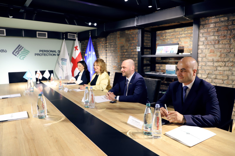 პერსონალურ მონაცემთა დაცვის სამსახურის უფროსს - ლელა ჯანაშვილსა და გაეროს მუდმივი კოორდინატორს ― დიდიე ტღებიუკსა და გაეროს განვითარების პროგრამის (UNDP) მუდმივი წარმომადგენლის მოადგილეს ― ნილს კრისტენსენს შორის გაცნობითი სამუშაო შეხვედრა გაიმართა