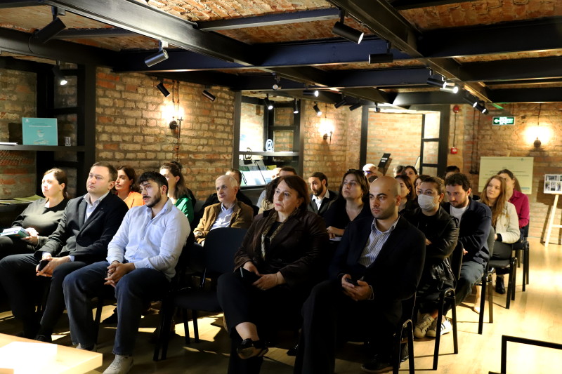 სამსახურის თანამშრომლებს სამართლის დოქტორმა - ვასილ გონაშვილმა ნორმატიული აქტის მომზადების გზამკვლევი წარუდგინა